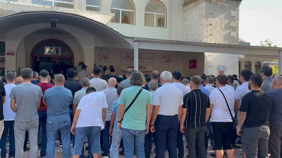 Arkadaşı tarafından tüfekle vurulan 32 yaşındaki adam son yolculuğuna uğurlandı