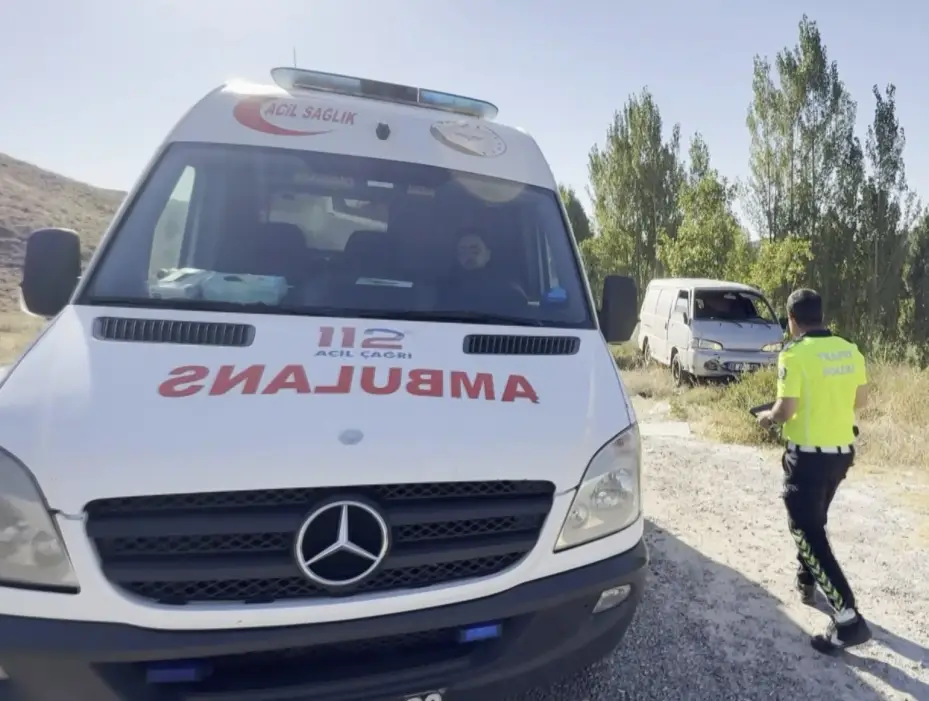 Virajı alamayan kamyonet takla attı: 2 yaralı