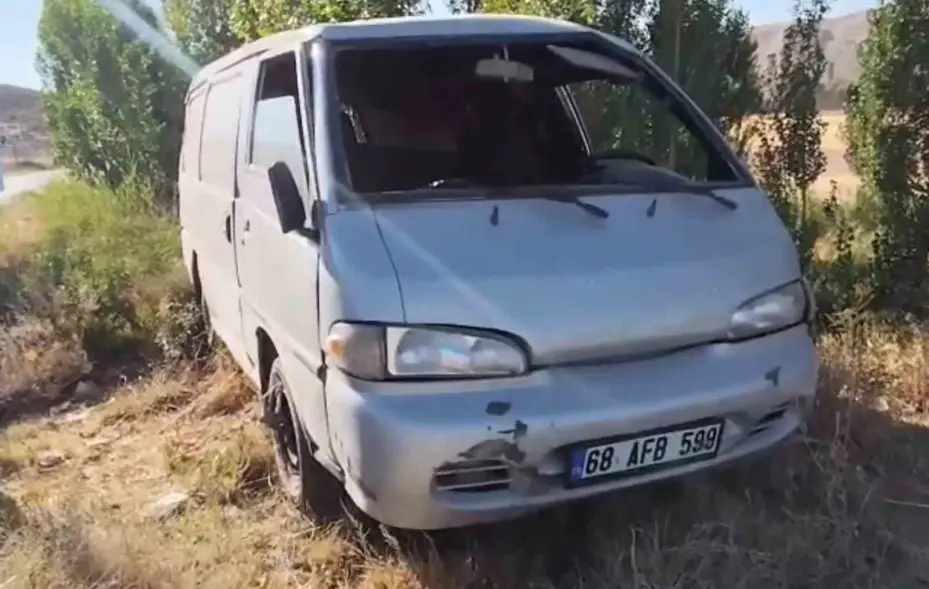 Virajı alamayan kamyonet takla attı: 2 yaralı