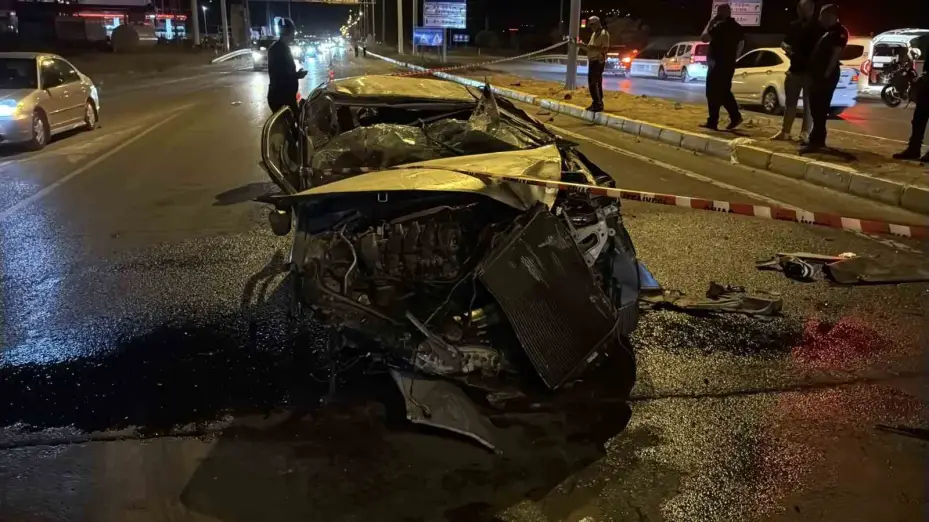 Bariyere çarpan otomobil metrelerce sürüklendi: 1 ölü, 1 yaralı