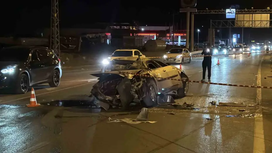 Bariyere çarpan otomobil metrelerce sürüklendi: 1 ölü, 1 yaralı