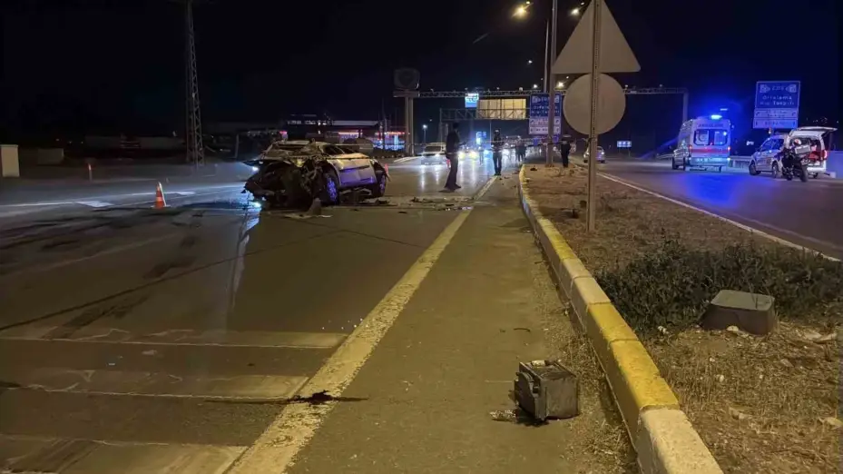 Bariyere çarpan otomobil metrelerce sürüklendi: 1 ölü, 1 yaralı