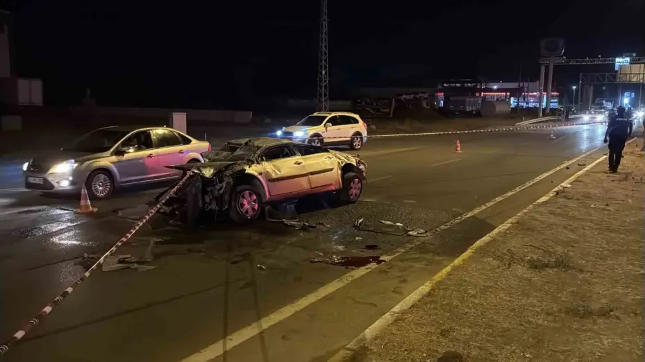 Bariyere çarpan otomobil metrelerce sürüklendi: 1 ölü, 1 yaralı