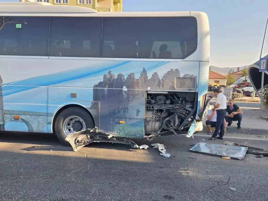 Başkentte otomobil otobüse çarptı: 2 yaralı