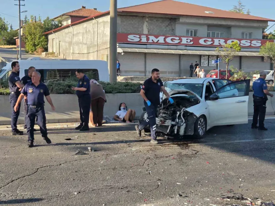 Başkentte otomobil otobüse çarptı: 2 yaralı