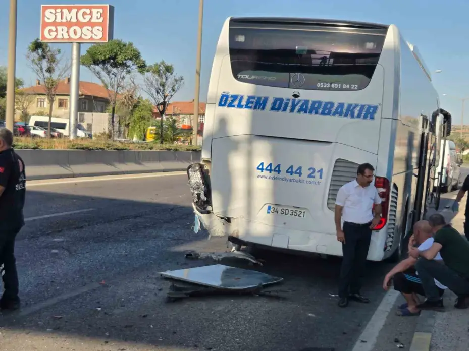 Başkentte otomobil otobüse çarptı: 2 yaralı