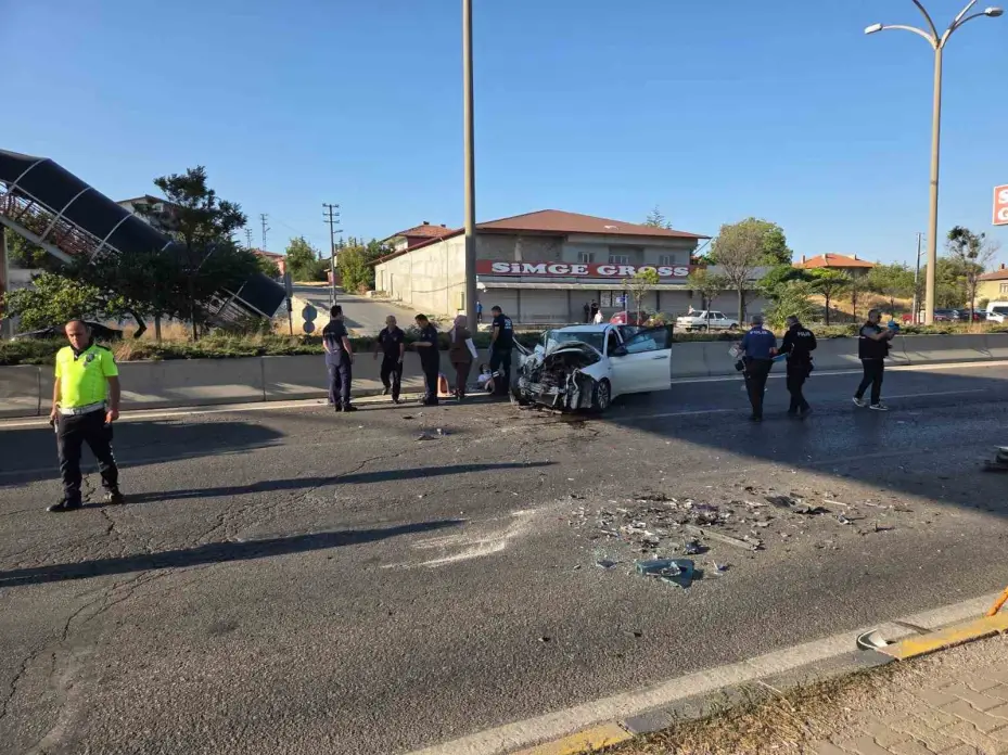 Başkentte otomobil otobüse çarptı: 2 yaralı