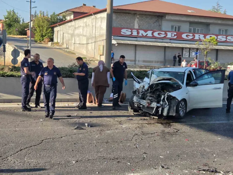 Başkentte otomobil otobüse çarptı: 2 yaralı