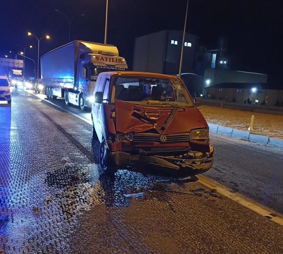 Kamyonet tıra çarptı: 1 yaralı