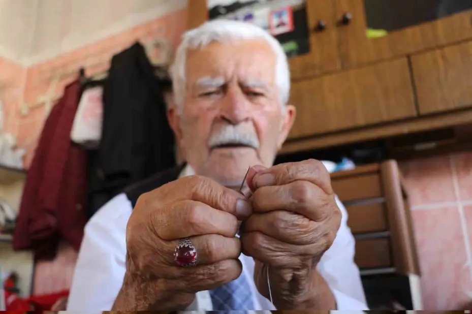 Terzilik mesleğini 80 yıldır sürdüren yaşlı adam: ’’Dükkânı açmazsam hasta olurum’’