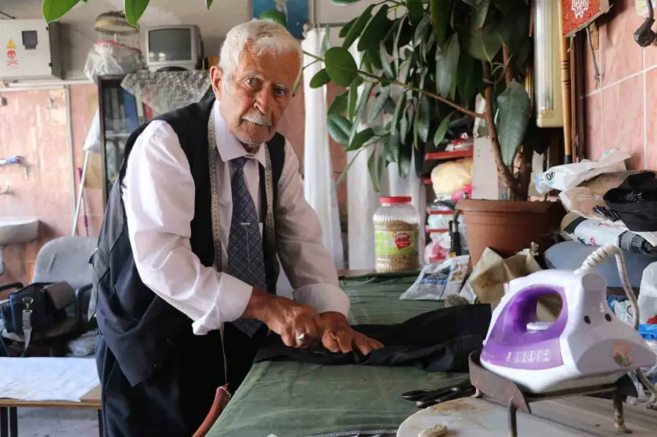 Terzilik mesleğini 80 yıldır sürdüren yaşlı adam: ’’Dükkânı açmazsam hasta olurum’’