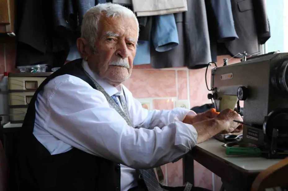 Terzilik mesleğini 80 yıldır sürdüren yaşlı adam: ’’Dükkânı açmazsam hasta olurum’’