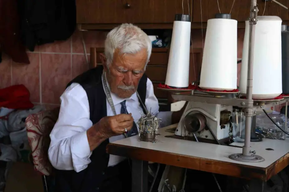 Terzilik mesleğini 80 yıldır sürdüren yaşlı adam: ’’Dükkânı açmazsam hasta olurum’’