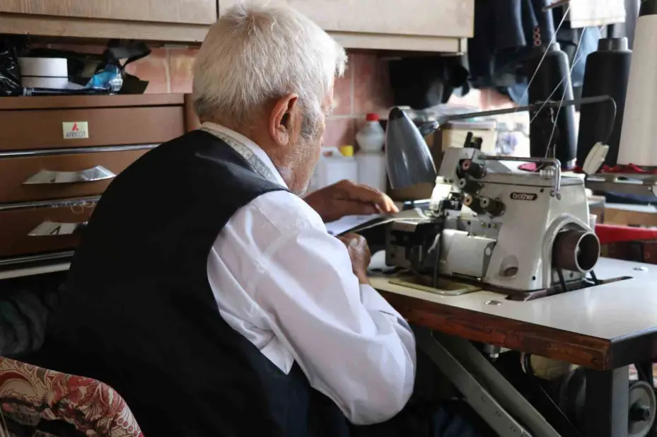 Terzilik mesleğini 80 yıldır sürdüren yaşlı adam: ’’Dükkânı açmazsam hasta olurum’’
