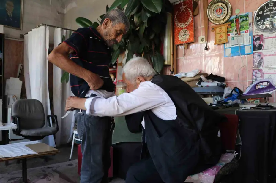 Terzilik mesleğini 80 yıldır sürdüren yaşlı adam: ’’Dükkânı açmazsam hasta olurum’’