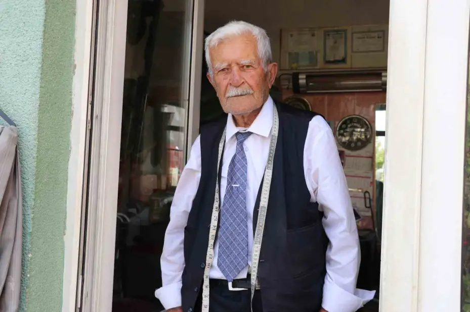 Terzilik mesleğini 80 yıldır sürdüren yaşlı adam: ’’Dükkânı açmazsam hasta olurum’’