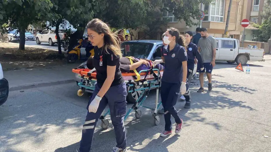 Otomobille çarpışan motosikletli kurye yaralandı
