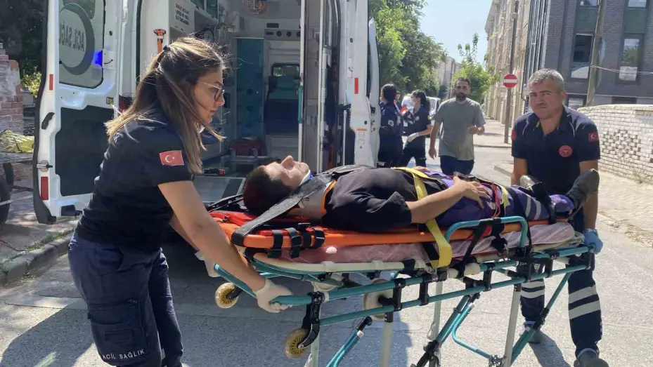 Otomobille çarpışan motosikletli kurye yaralandı