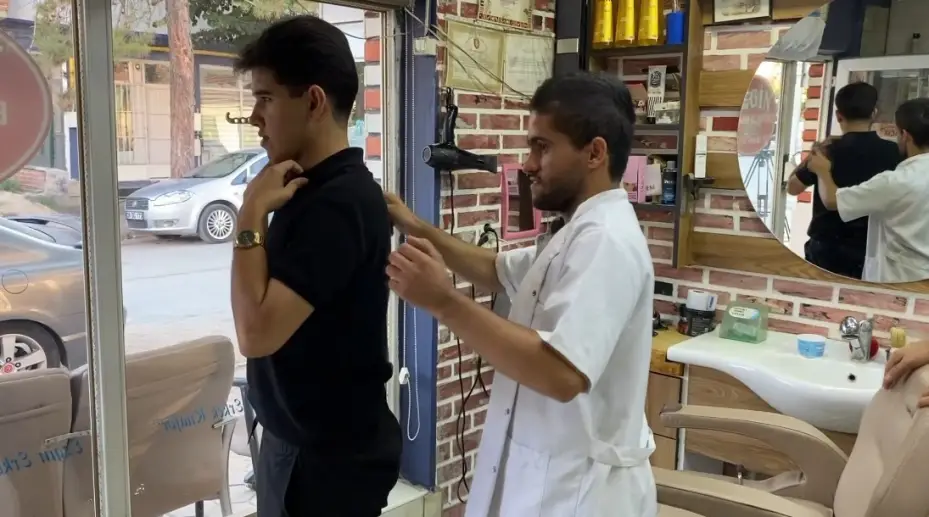 Mahalle berberi, 16 yıldır müşterisi olan zihinsel engelli Faruk’u evladı gibi sahiplendi
