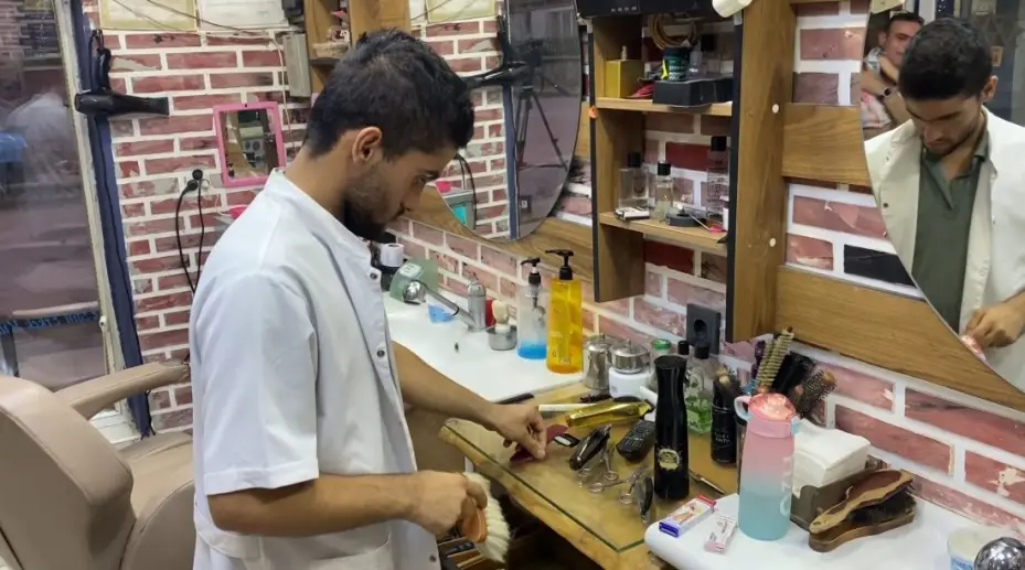 Mahalle berberi, 16 yıldır müşterisi olan zihinsel engelli Faruk’u evladı gibi sahiplendi