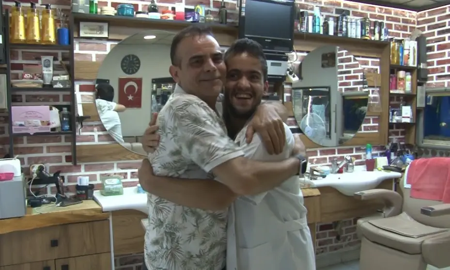 Mahalle berberi, 16 yıldır müşterisi olan zihinsel engelli Faruk’u evladı gibi sahiplendi
