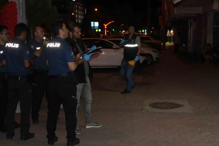 Husumetlileri çiçekçiyi dükkanında silahla yaralayıp kaçtı