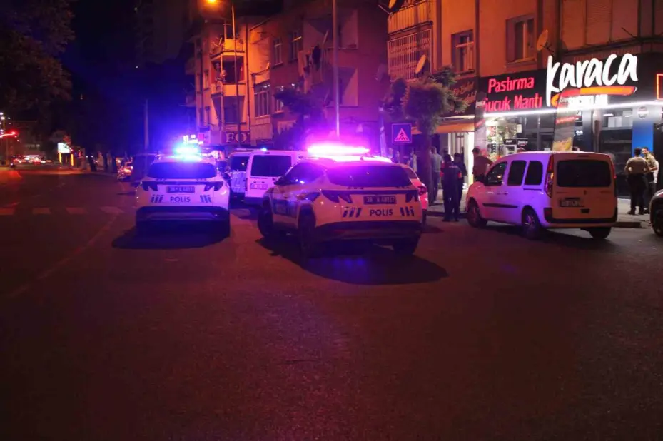 Husumetlileri çiçekçiyi dükkanında silahla yaralayıp kaçtı