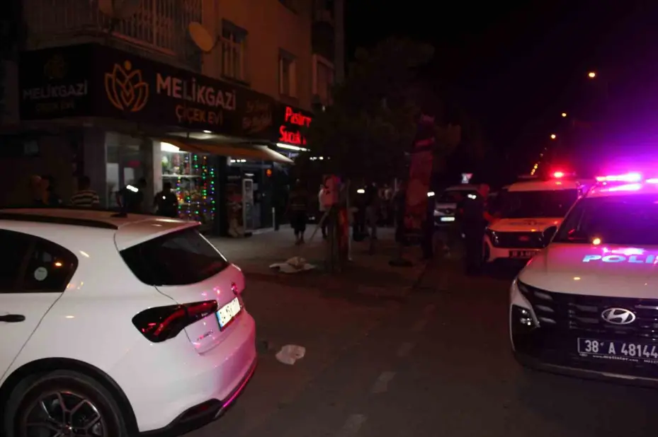 Husumetlileri çiçekçiyi dükkanında silahla yaralayıp kaçtı