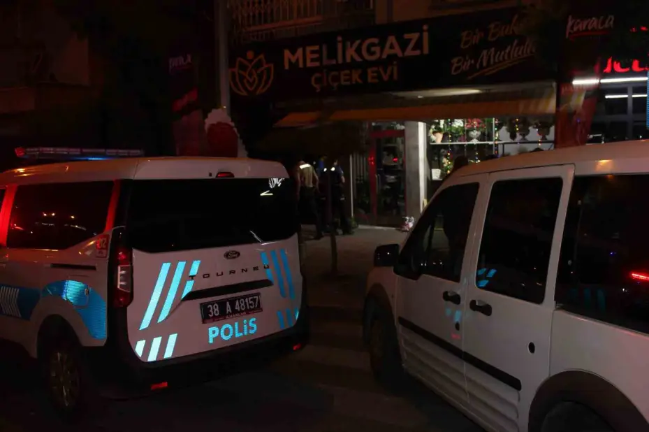 Husumetlileri çiçekçiyi dükkanında silahla yaralayıp kaçtı