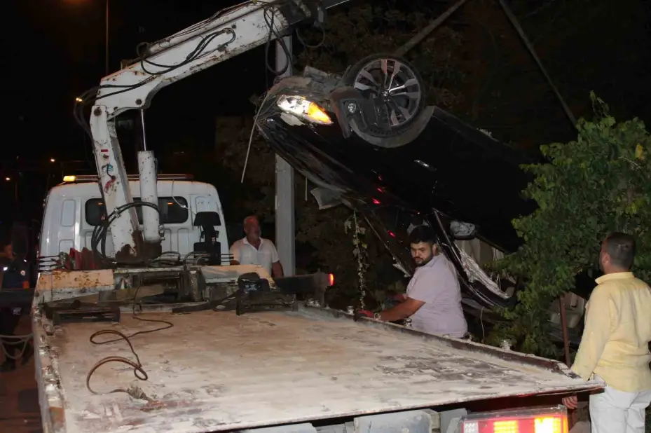 Ehliyetsiz sürücü evin bahçesine uçtu: 3 yaralı