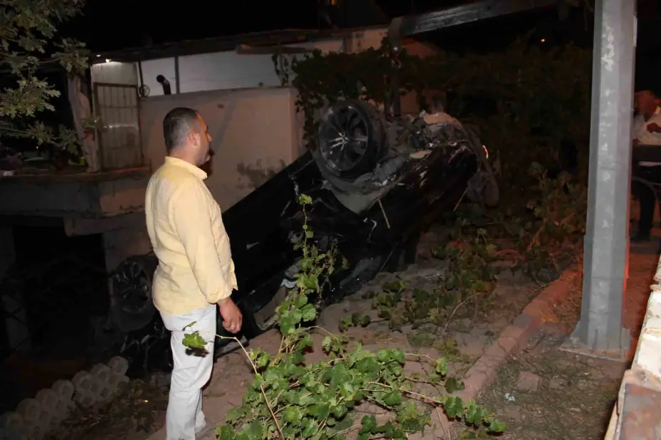 Ehliyetsiz sürücü evin bahçesine uçtu: 3 yaralı