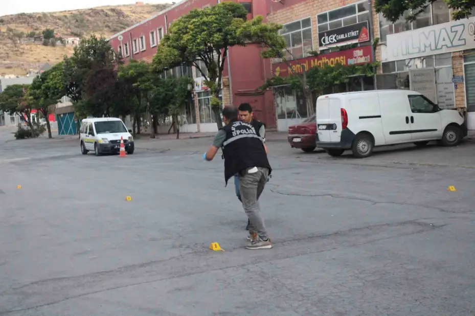 Alkolün sonu kötü bitti, aracına kurşun yağdırdılar