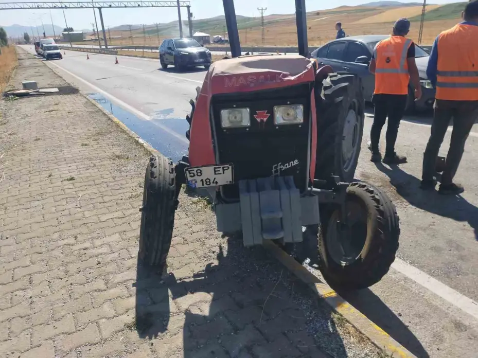 Traktör ile otomobil çarpıştı: 3 yaralı