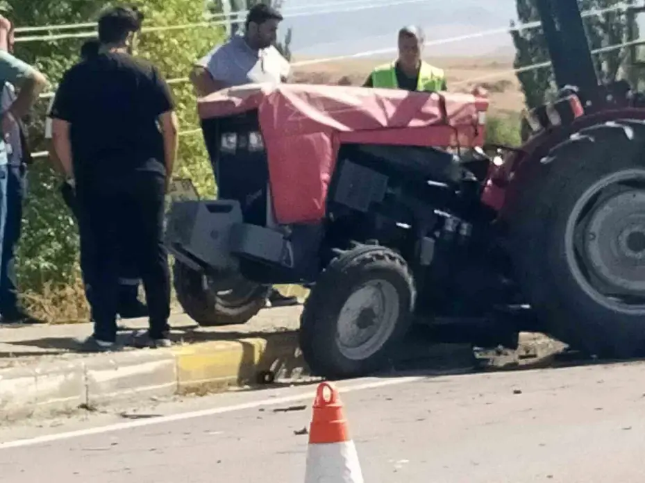 Traktör ile otomobil çarpıştı: 3 yaralı