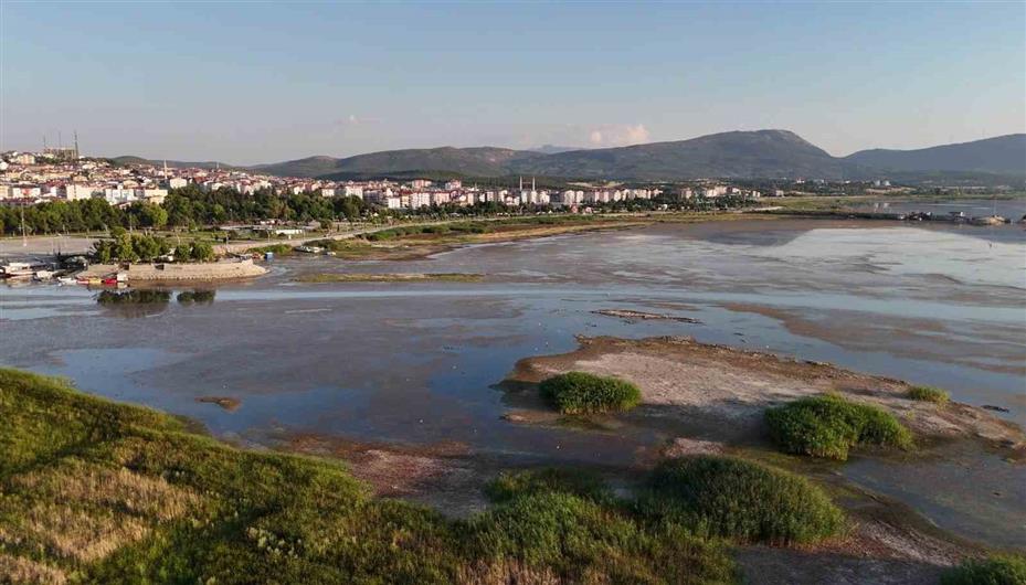 Beyşehir Gölü’nde sular çekildi, yeni adalar ortaya çıktı