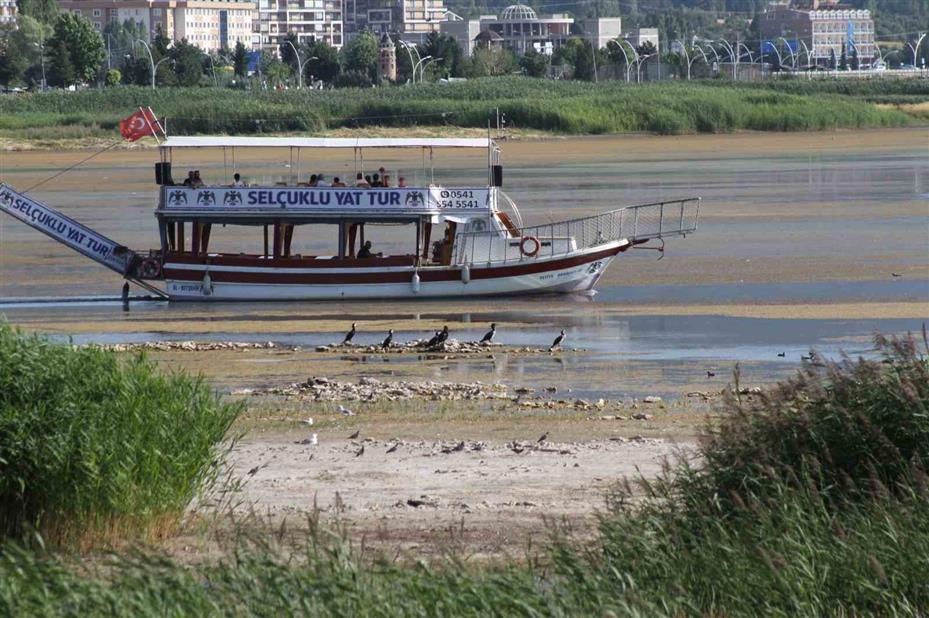 Beyşehir Gölü’nde sular çekildi, yeni adalar ortaya çıktı