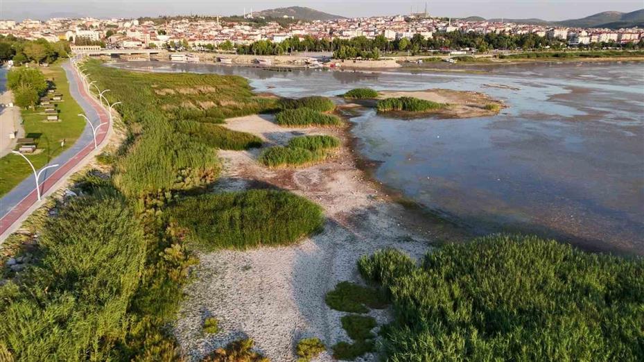 Beyşehir Gölü’nde sular çekildi, yeni adalar ortaya çıktı