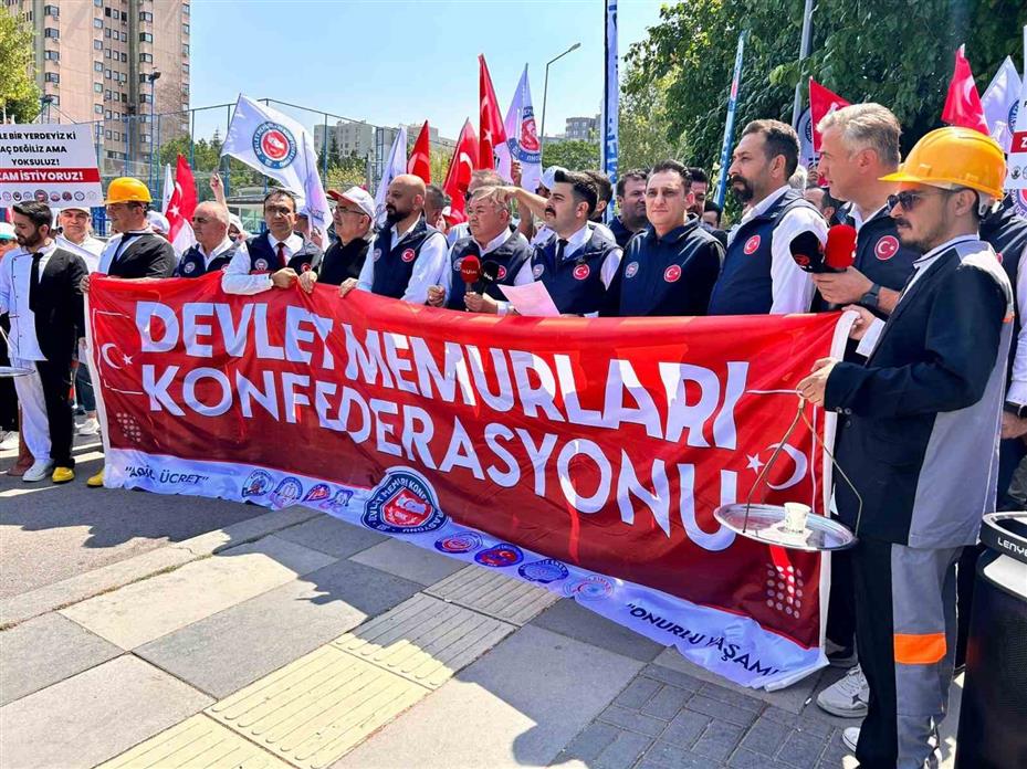 Devlet Memurları Konfederasyonu’dan Çalışma ve Sosyal Güvenlik Bakanlığı önünde 8. Dönem Toplu Sözleşme eylemi