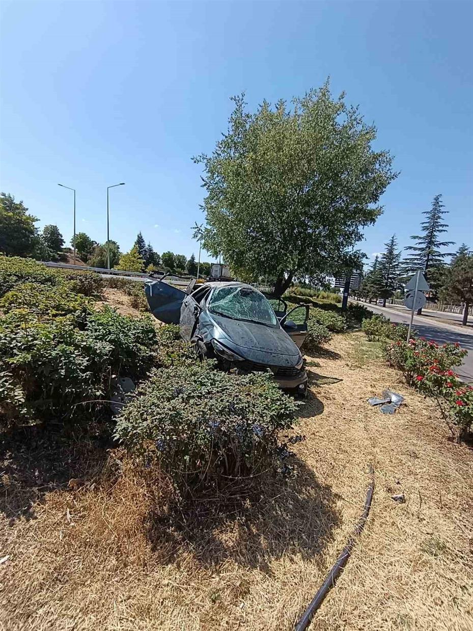 Takla atan araçtaki 9 yaşındaki çocuk hayatını kaybederken 4 kişi yaralandı
