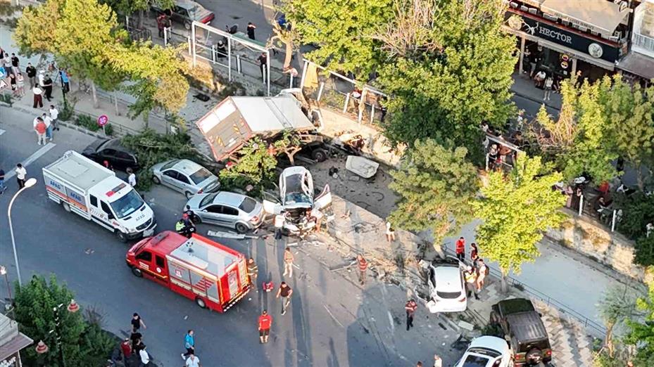Freni patlayan kamyon 10 araca çarpıp, kanala düştü