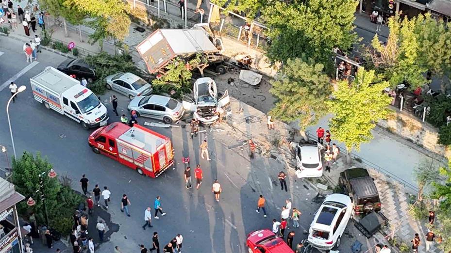 Freni patlayan kamyon 10 araca çarpıp, kanala düştü