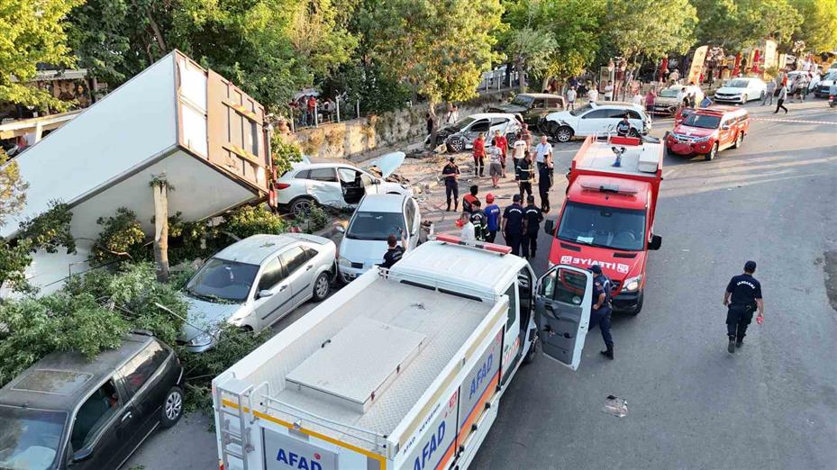 Freni patlayan kamyon 10 araca çarpıp, kanala düştü