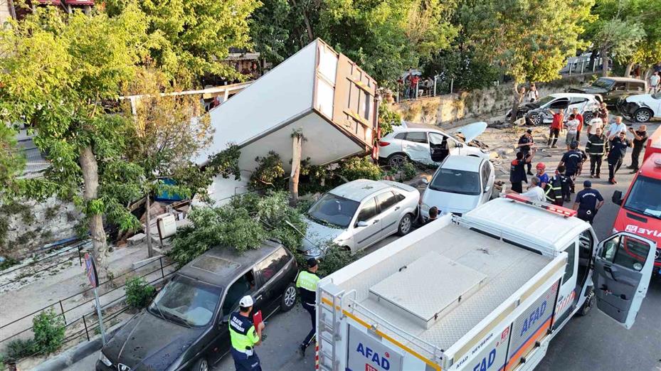 Freni patlayan kamyon 10 araca çarpıp, kanala düştü