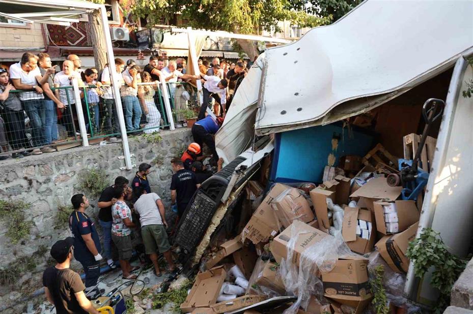 Freni patlayan kamyon 10 araca çarpıp, kanala düştü