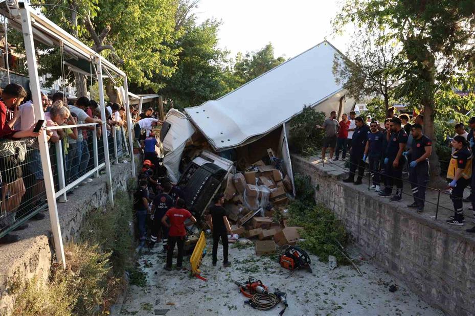 Freni patlayan kamyon 10 araca çarpıp, kanala düştü