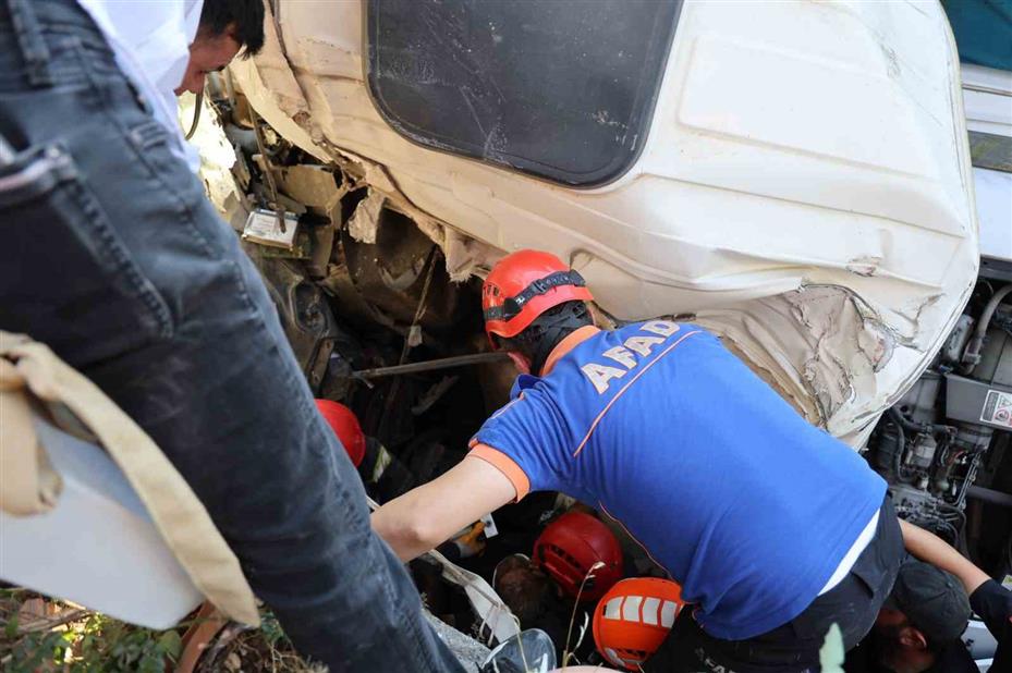 Freni patlayan kamyon 10 araca çarpıp, kanala düştü