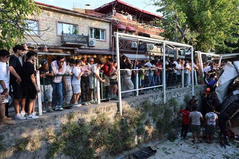 Freni patlayan kamyon 10 araca çarpıp, kanala düştü