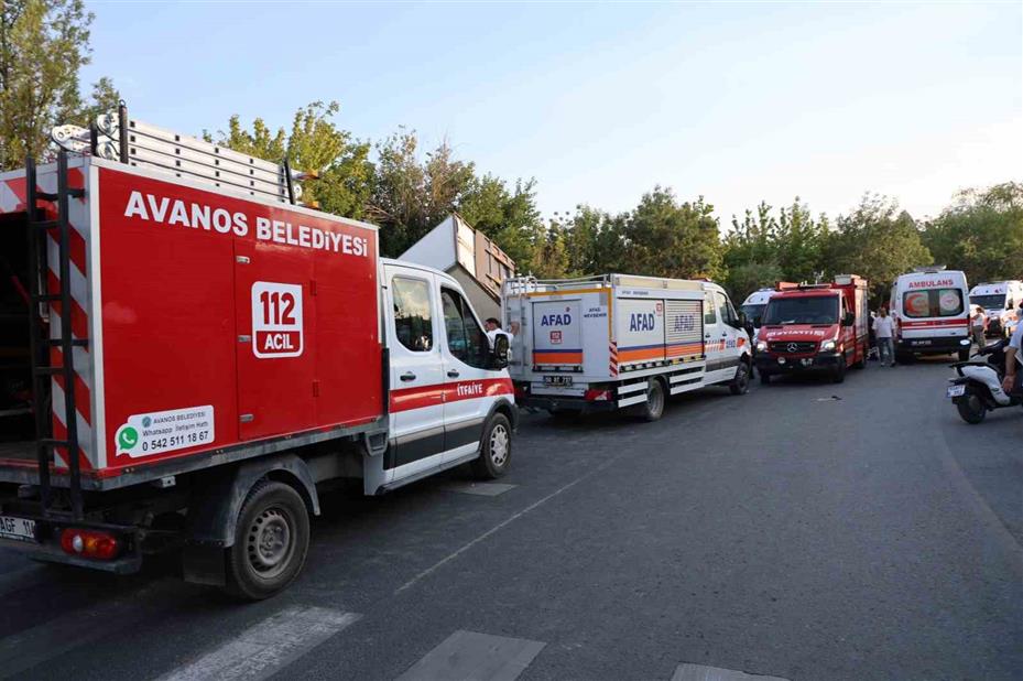Freni patlayan kamyon 10 araca çarpıp, kanala düştü