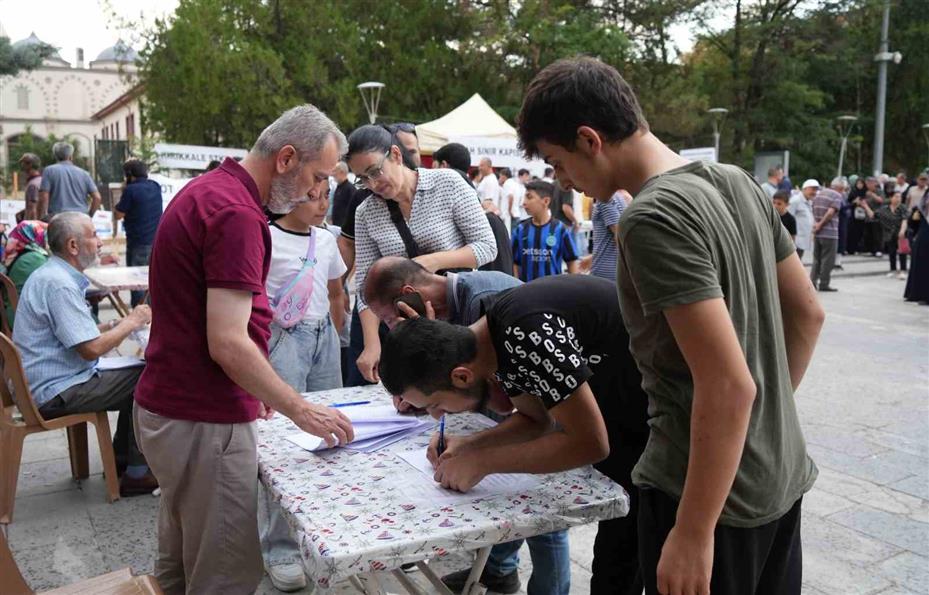 Filistin için imza kampanyasına destek veren Cemile teyze: "Her bir imza İsrail’e bir bomba olacak"