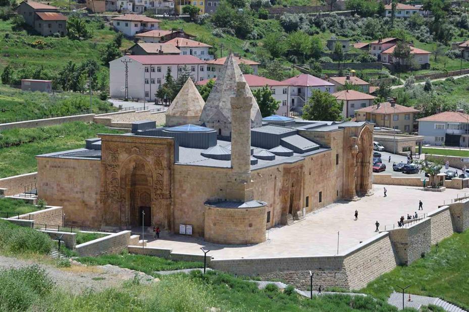 Ecdat ruh hastalıklarını 8 asır önce sesle tedavi ediyordu